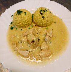 Oběd 28.01.2026 kuřecí maso s nivou a kuskusem