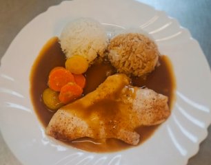 Oběd 25.03.2026 kuřecí plátek s rýží a zeleninou