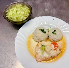 Oběd 25.09.2025 Kuřecí plátek se zeleninou a sýrem