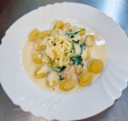 Oběd 15.10.2025 kuřecí se smetanou a špenátem s gnocchi