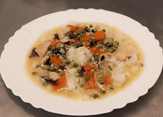 Oběd 30.09.2025 kuřecí směs/zelenina s rýží a bulgurem