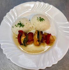 Oběd 26.11.2025 kuřecí špíz s rýží