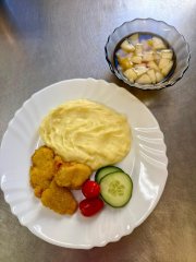 Oběd 10.12.2025 kuřecí stripsy s bramborovou kaší a zeleninou