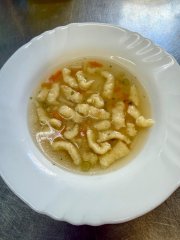 Oběd 10.12.2025 kuřecí vývar s domácími noky