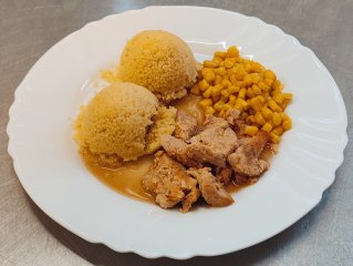 Oběd 03.12.2025 krůtí maso s kuskusem a kukuřicí