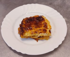 Oběd 18.11.2025 lasagne s mletým mase a sýrem