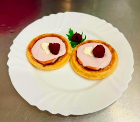 Oběd 22.09.2025 lívanečky se smetanou a ovocem