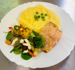 Oběd 14.10.2025 losos na másle s bramborovým pyré a čerstvým salátem