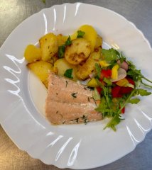 Oběd 25.11.2025 losos na másle, pečené brambory, čerstvá zelenina