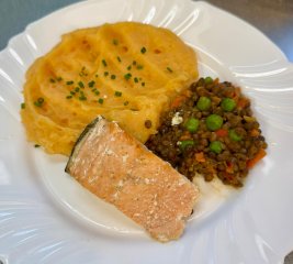 Oběd 21.01.2026 losos s bramorovou-batátovou kaší a salátem