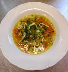 Oběd 03.11.2025 polévka s domácími nudlemi