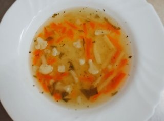 Oběd 06.02.2026 vývar s nudlemi a zeleninou