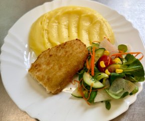 Oběd 13.04.2026 obalovaná nemletá treska s bramborovou kaší a zeleninou