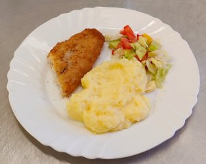 Oběd 12.11.2025 obalovaná treska s bramborovou kaší a čerstvou zeleninou