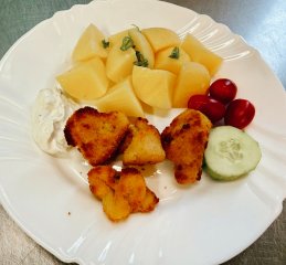 Oběd 26.09.2025 obalovaný květák s brambory a zeleninou