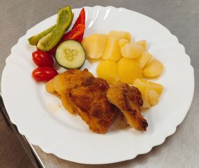 Oběd 28.11.2025 obalovaný květák s bramborem, zeleninou a domácí tatarkou