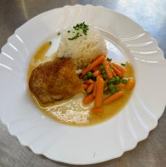 Oběd 07.11.2025 pečené kuře, rýže a mrkvička