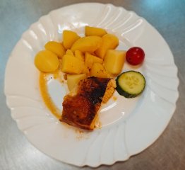 Oběd 13.01.2026 pečené kuře s bramborem a zeleninou