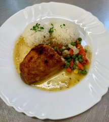 Oběd 17.12.2025 pečené kuře s jasmínovou rýží a grilovanou zel.