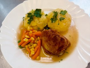 Oběd 03.03.2026 pečené kuře se šťouchanými brambory a zeleninou