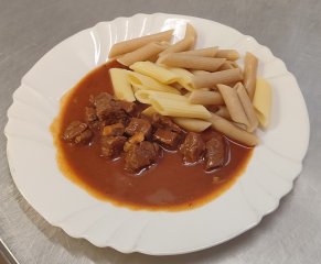 Oběd 05.12.2025 pekelníkův (hovězí) guláš s těstovinami mix