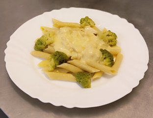Oběd 18.09.2025 penne s brokolicí a kuřecím masem