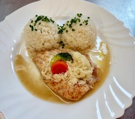 Oběd 15.04.2026 plátek se zeleninou a sýrem