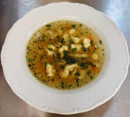 Oběd 05.11.2025 polévka s noky