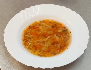 Oběd 19.11.2025 polévka se zeleninou a pohankou