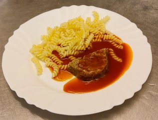 Oběd 30.10.2025 rajská omáčka s masem a těstoviny