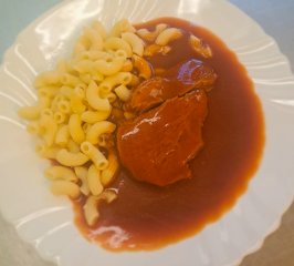 Oběd 27.03.2026 hovězí rajská omáčka s těstovinami