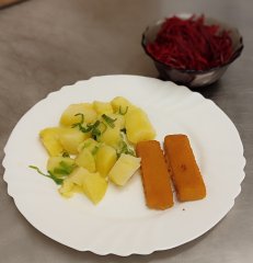 Oběd 02.10.2025 rybí filé s bramborem a červenou řepou