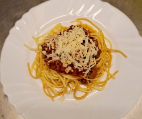 Oběd 21.04.2026 špagety mix s hrachovo-rajčatovým pyré