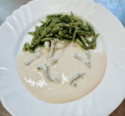 Oběd 02.04.2026 špenátové špecle se sýrovou omáčkou