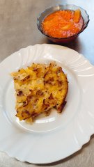 Oběd 20.10.2025 zapečené šunkofleky s mrkovo-ananasovým salátem