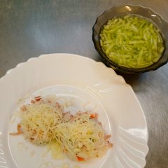 Oběd 30.01.2026 šunkové rizoto sypané sýrem a okurkový salát