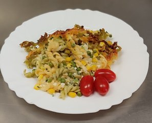 Oběd 29.09.2025 zapečené těstoviny se zeleninou, rajče