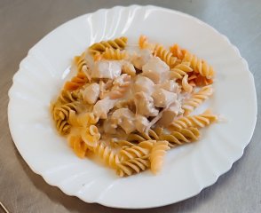 Oběd 09.03.2026 tříbarevné těstoviny s kuřecím masem a sýrovou omáčkou