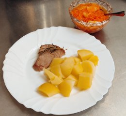 Oběd 08.01.2026 tuňák s rozmarýnem na másle, brambory, mrkvový salát s ananasem