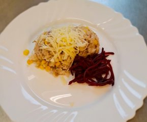 Oběd 23.03.2026 tuňákové rizoto s červenou řepou