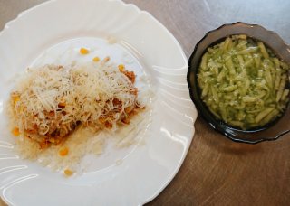 Oběd 18.02.2026 tuňákové rizoto se sýrem a okurkovým salátem