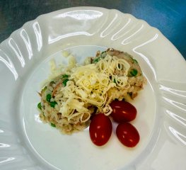 Oběd 04.12.2025 tuňákové rizoto se sýrem a rajčaty