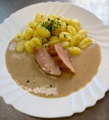 Oběd 17.03.2026 vepřová panenka s hříbkovou omáčkou a gnocchi