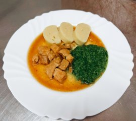 Oběd 24.09.2025 vepřové kostky na česneku s bramborovým knedlíkem a špenátem