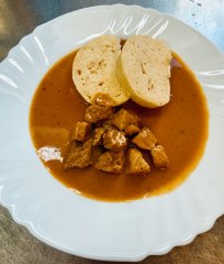 Oběd 09.12.2025 vepřové na paprice s houskovým domácím knedlíkem