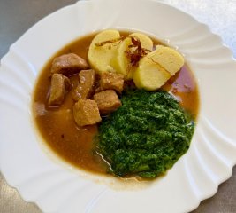 Oběd 06.03.2026 vepřové se špenátem a domácím bramborovým knedlíkem