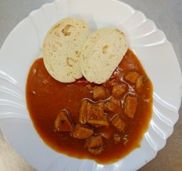 Oběd 19.02.2026 vepřový maďarský guláš s domácím knedlíkem