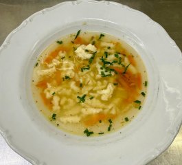 Oběd 27.11.2025 vývar s domácím kapáním a zeleninou