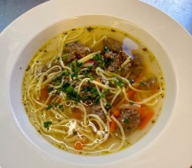 Oběd 17.03.2026 vývar s játrovou zavářkou a nudlemi