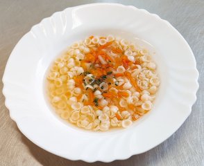 Oběd 09.03.2026 vývar s mušličkami a pažitkou